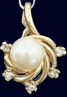 14K YELLOW GOLD STAR SHAPED PENDANT WITH PEARL LIKE STONE AND DIAMONDS