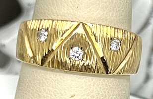  14K YELLOW GOLD BAND WITH INTRICATE DESIGNS ACCENTED BY DIAMONDS SIZE 10