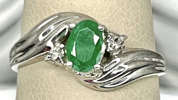 10K WHITE GOLD RING WITH OVAL GREEN STONE  5.5 