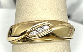  10K YELLOW GOLD BAND WITH ACCENT DIAMONDS SIZE 10.5