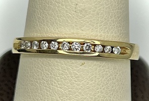 14K YELLOW GOLD BAND WITH CHANNEL SET DIAMONDS SIZE 11.5