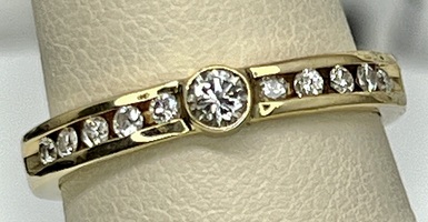 14K YELLOW GOLD BAND WITH ROUND SOLITAIRE AND ROUND CHANNEL SET DIAMONDS SZ: 6.5