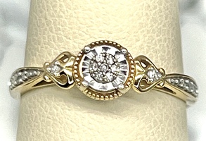  10K YELLOW GOLD ROUND CLUSTER RING. DAINTY. SIZE 7