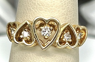 14K YELLOW GOLD RING WITH HOLLOW HEARTS AND DIAMONDSSIZE 5.5