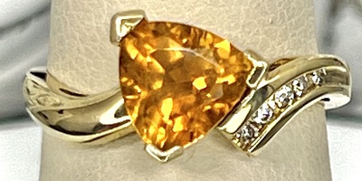 14K YELLOW GOLD RING WITH TRIANGLE YELLOW STONE SIZE 7 