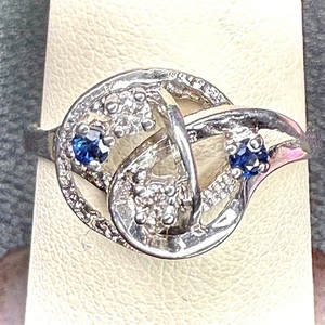  14K WHITE GOLD COCKTAIL STYLE RING WITH DIAMOND AND BLUE STONE ACCENTS SIZE 8.5