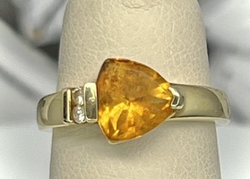  14K YELLOW GOLD RING WITH ORANGE TRIANGLE STONE SIZE 5