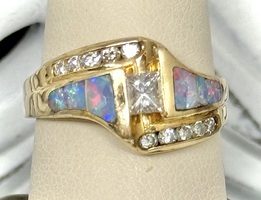  14K YELLOW GOLD DESINGER RING WITH OPAL AND DIAMONDS SIZE 9