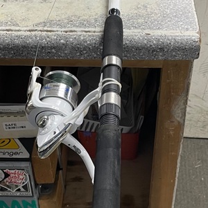 WHITE OZARK TRAIL 6000 8FT MEDIUM HEAVY REEL AND ROD COMBO 